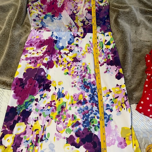 V-neck sleeveless knee length dress - Picture 4 of 6